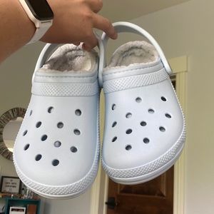 Classic lined crocs! size 9 women, fuzzy light blue
